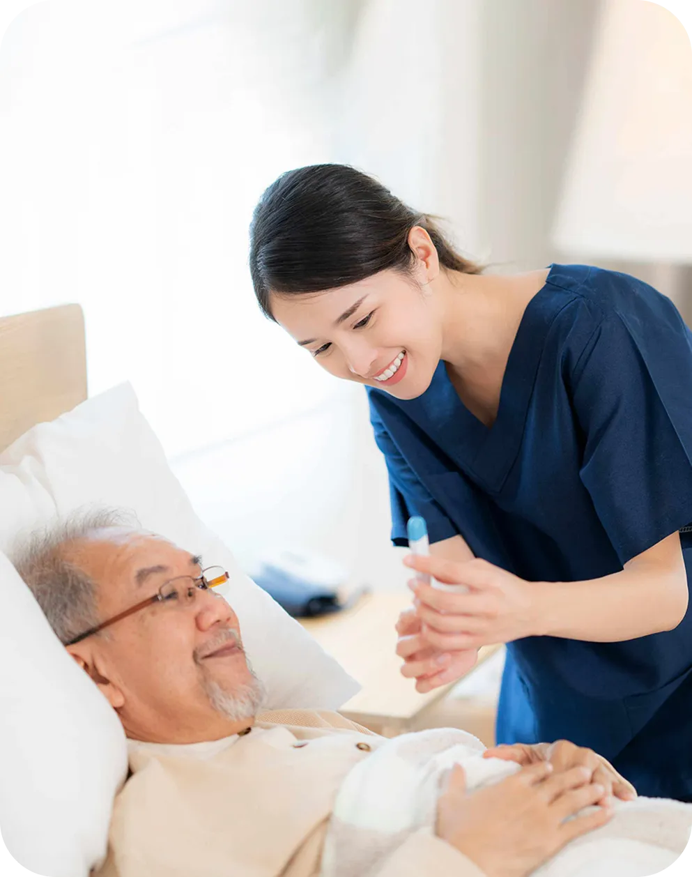 患者が看護師から自宅で訪問看護を受けている様子